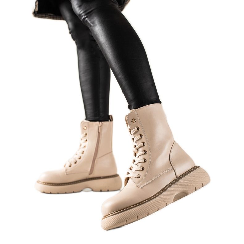 TRENDI Des sacs beiges sur le quai TRENDI Des sacs beiges sur le quai