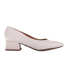 Marco Shoes Escarpins en cuir grainé blanc avec un col en V