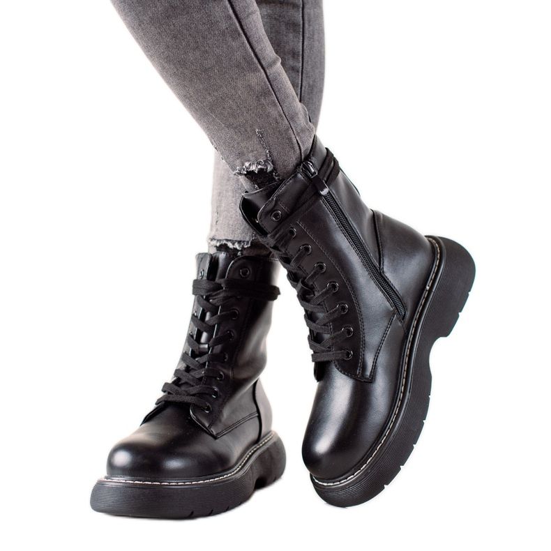 TRENDI Des sacs noirs sur le quai le noir TRENDI Des sacs noirs sur le quai le noir