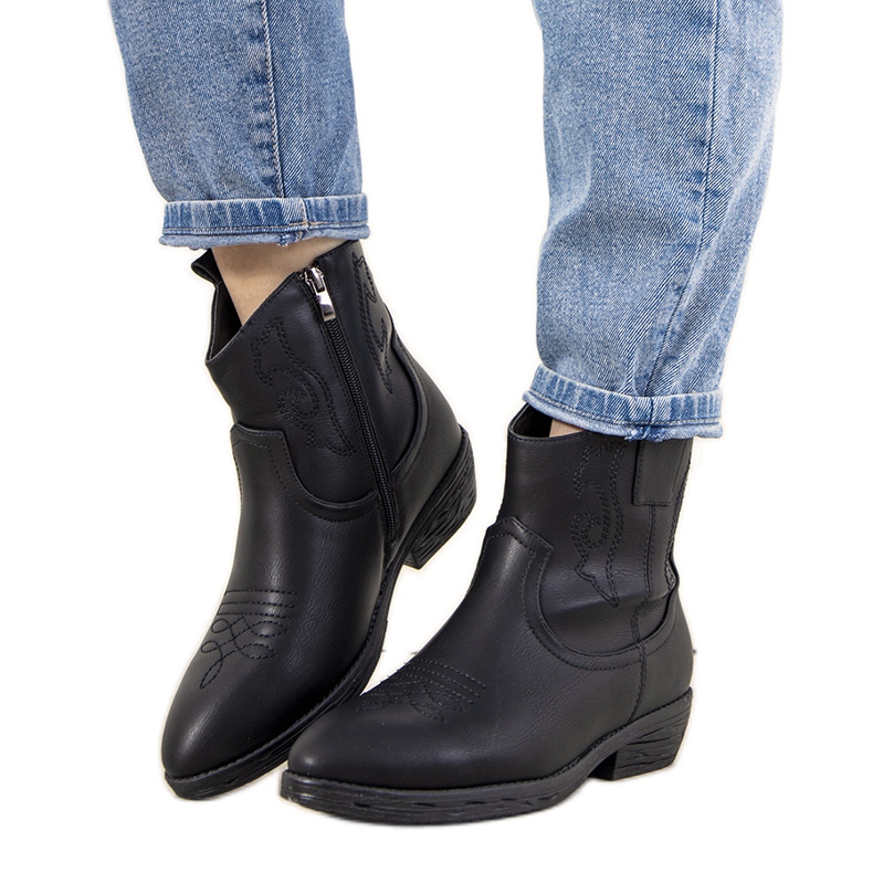 Bottes de cowboy isolées Belda noires le noir
