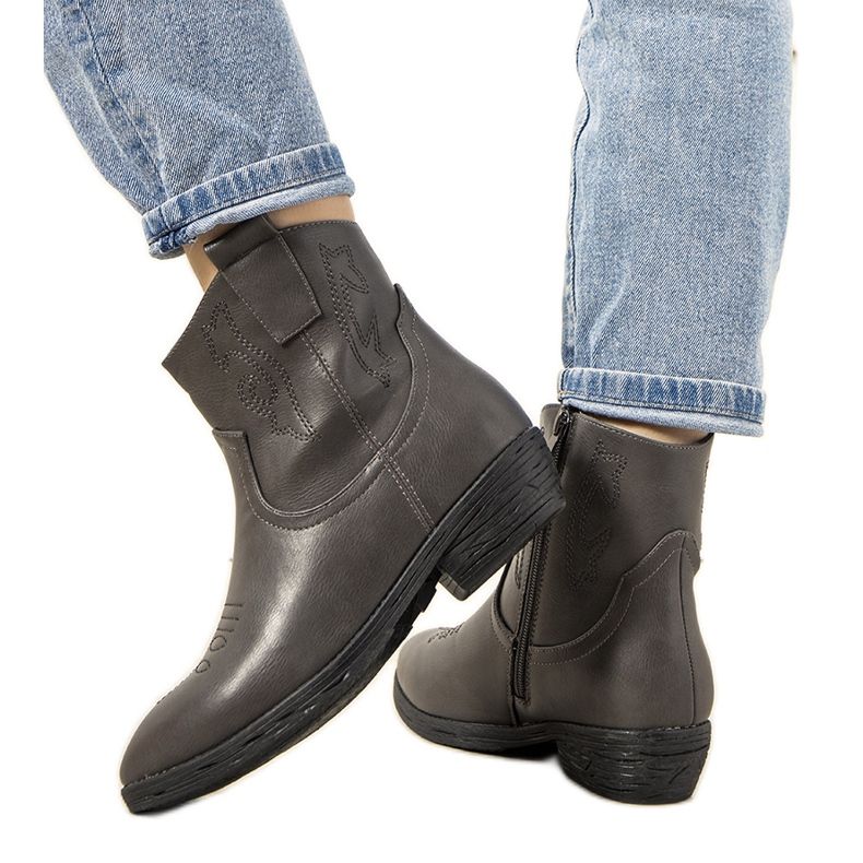 Bottes de cowboy isolées grises Belda
