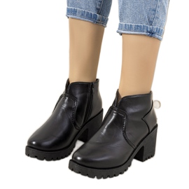 Bottes isolées noires sur le poste Sennet le noir