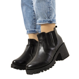 Bottes isolées noires sur le poteau Bevis le noir