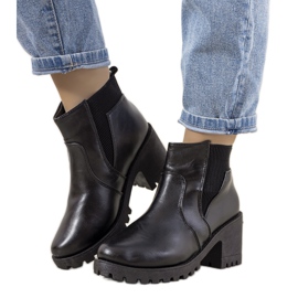 Bottes isolées noires sur le poste Ruel le noir