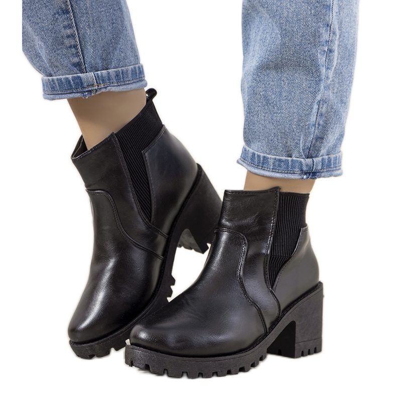Bottes isolées noires sur le poste Ruel le noir