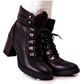 Bottes Chaudes Sur Un Poteau Noir Charmmis