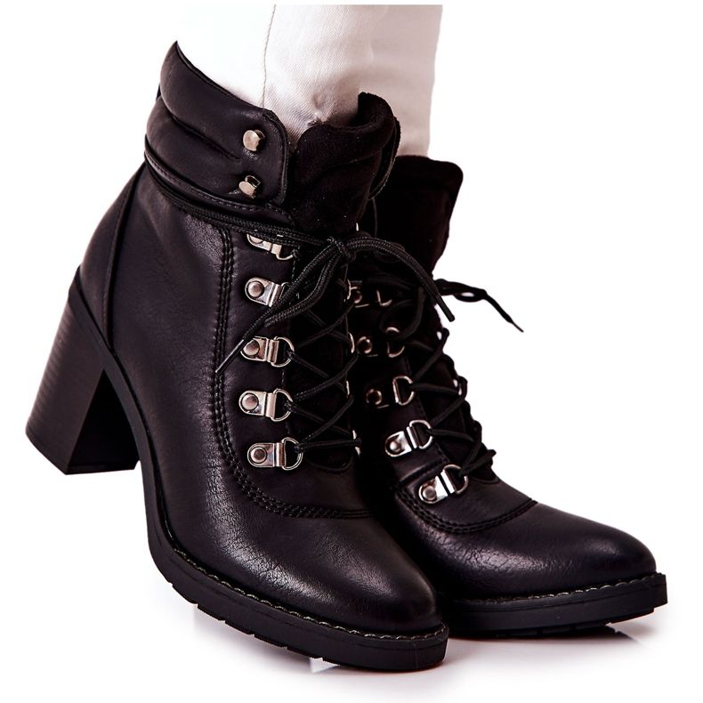 Bottes Chaudes Sur Un Poteau Noir Charmmis le noir