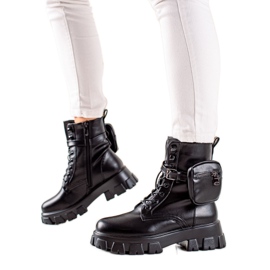 TRENDI Bottes noires avec une poche le noir