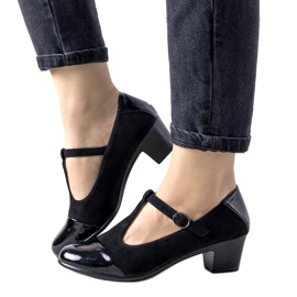 Escarpins noirs sur un pilier avec un bout de dessert verni