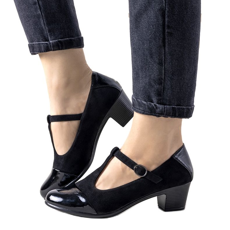 Escarpins noirs sur un pilier avec un bout de dessert verni le noir Escarpins noirs sur un pilier avec un bout de dessert verni le noir