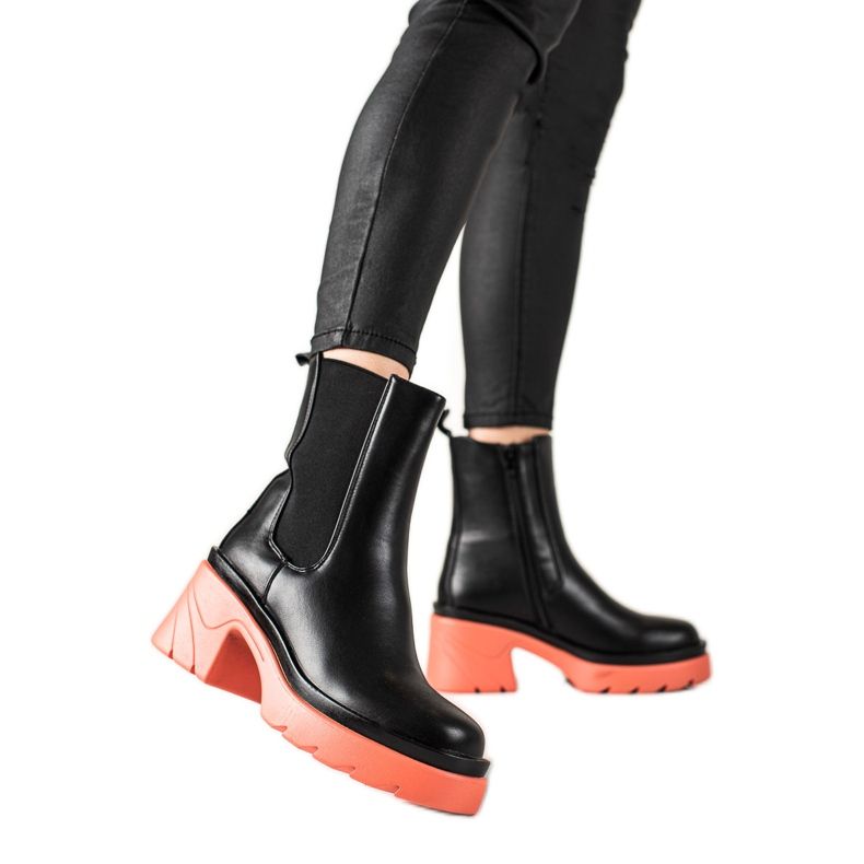 TRENDI Bottes sur une plate-forme rose le noir