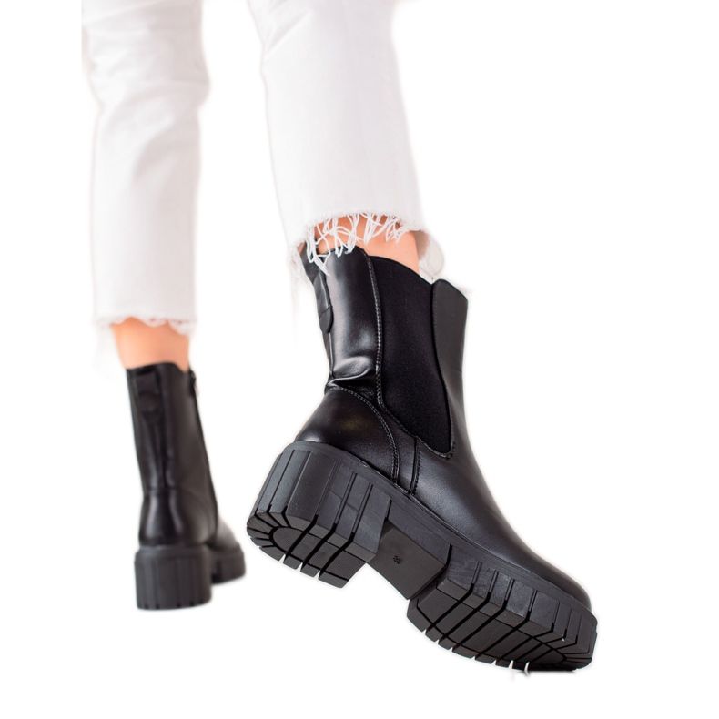 Seastar Bottes noires sur la plate-forme le noir