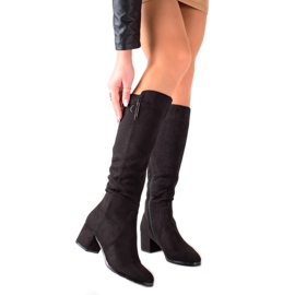 Groto Gogo Bottes noires sur un poste bas