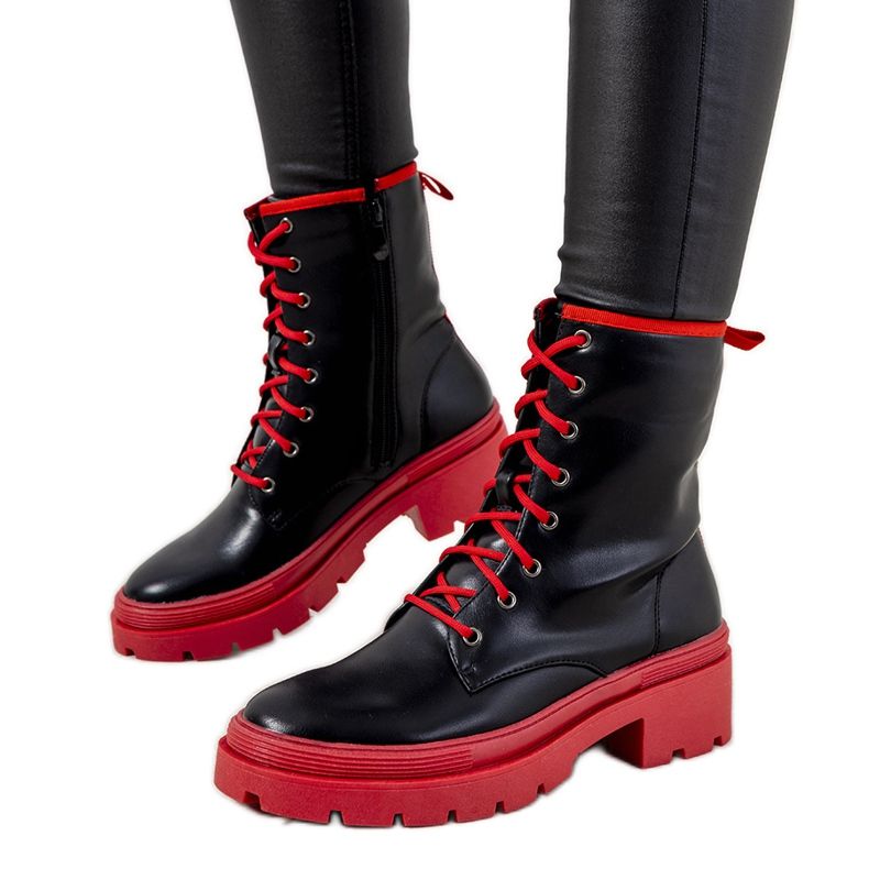 Boots noires sur semelle épaisse de Dena le noir rouge Boots noires sur semelle épaisse de Dena le noir rouge