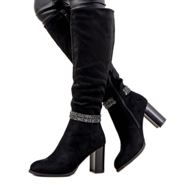 Bottes noires sur le poste d'Alexis isolé