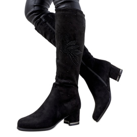 Bottes noires sur le poteau isolé Willka le noir Bottes noires sur le poteau isolé Willka le noir
