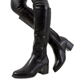 Bottes noires sur le poteau Jurado isolé