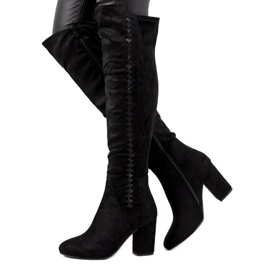 Bottes noires sur le poteau Menas isolé le noir Bottes noires sur le poteau Menas isolé le noir