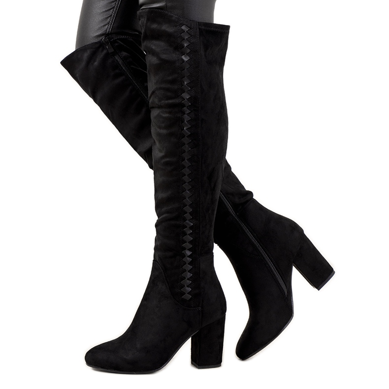 Bottes noires sur le poteau Menas isolé le noir Bottes noires sur le poteau Menas isolé le noir