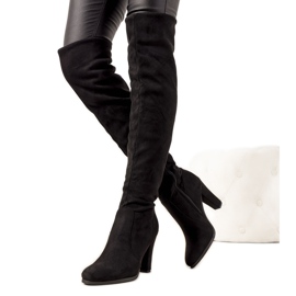 Bottes noires sur le poste de Licurgo isolé