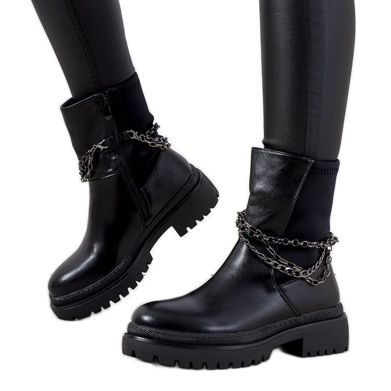 Bottes isolées noires avec chaînes Mora le noir