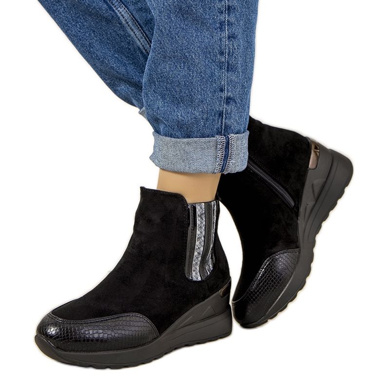 Bottes noires sur un coin isolé Trento le noir