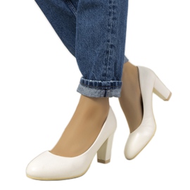 Escarpins blancs sur le poteau Unos