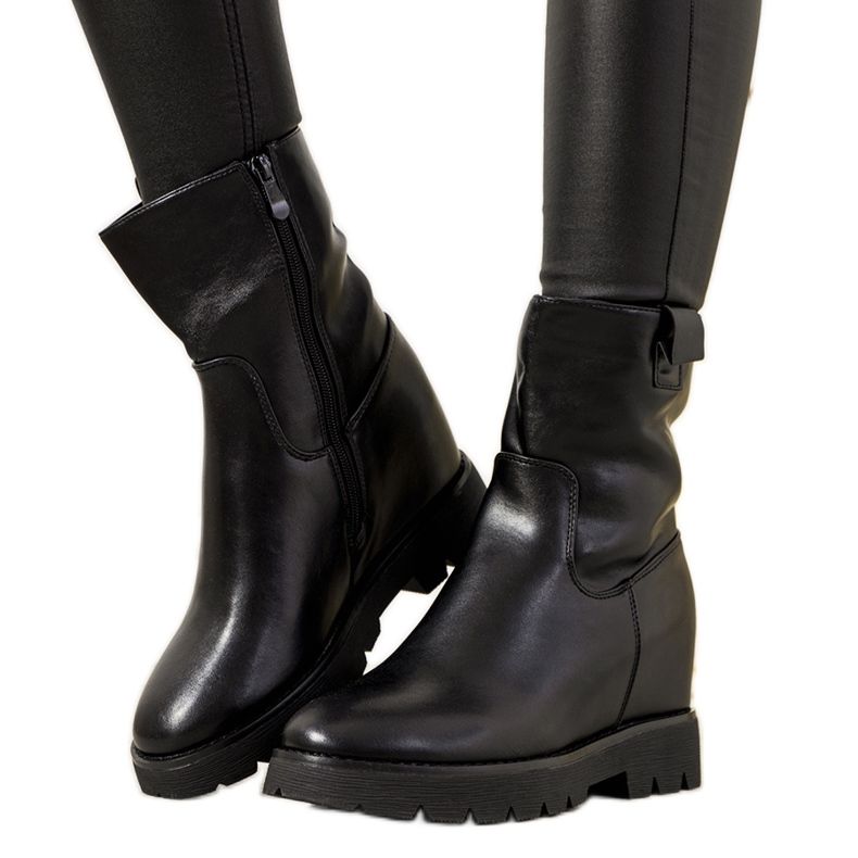 Bottes noires pour femmes sur le talon compensé New Goldies le noir Bottes noires pour femmes sur le talon compensé New Goldies le noir