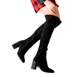 Goodin Bottes en daim sur un pilier noir