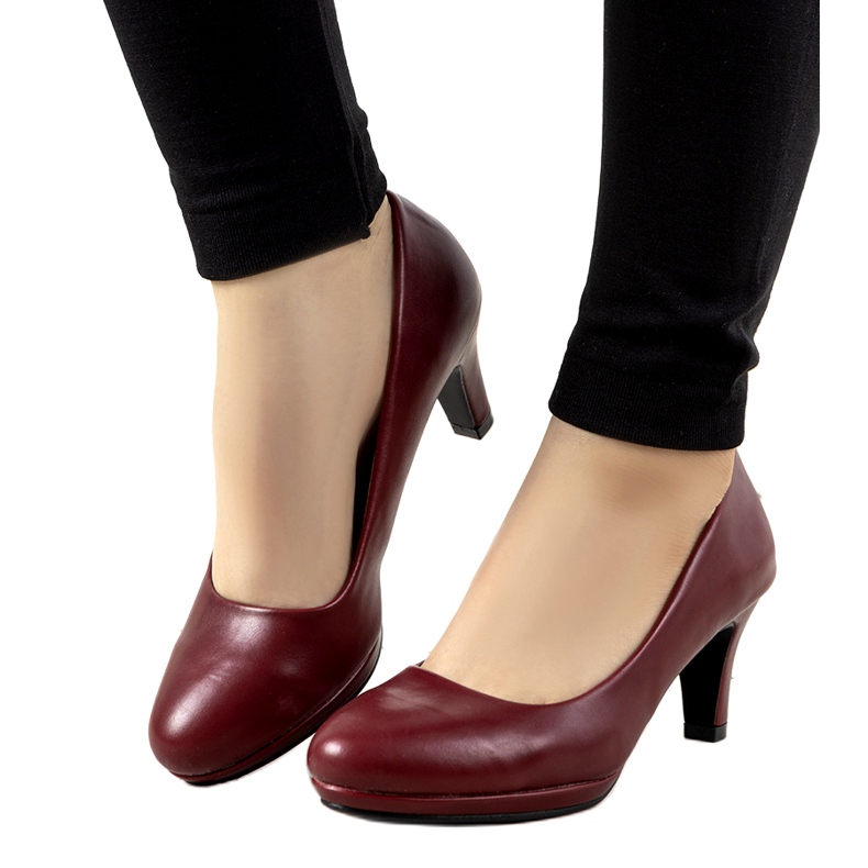 Escarpins bordeaux sur un talon en cuir Fink le noir