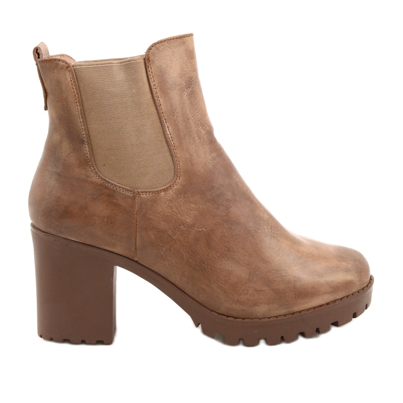 Bottes beiges sur le poteau Auger brun