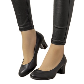 Escarpins noirs sur le post Fidel