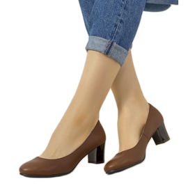 Escarpins marron sur le pilier brun