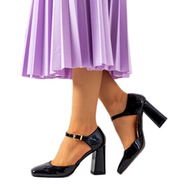 Escarpins noirs sur le poste Clément