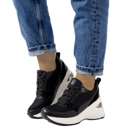 Baskets noires sur le coin Cleveland