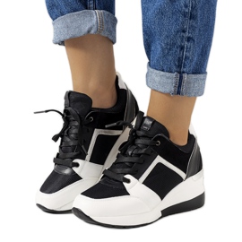 Baskets noires et blanches sur le coin Lockett