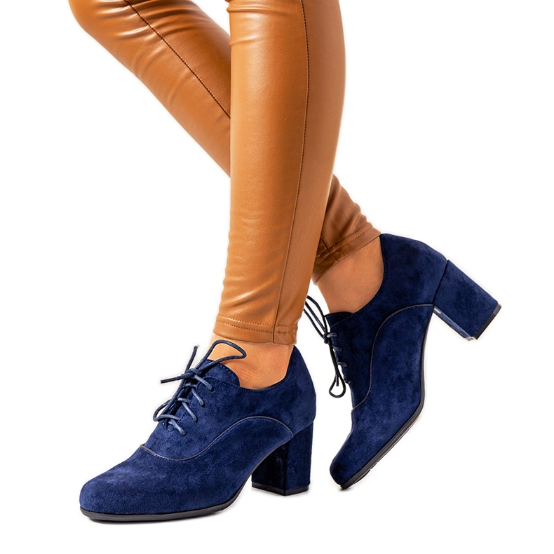 Bottines bleu marine sur le Bird post