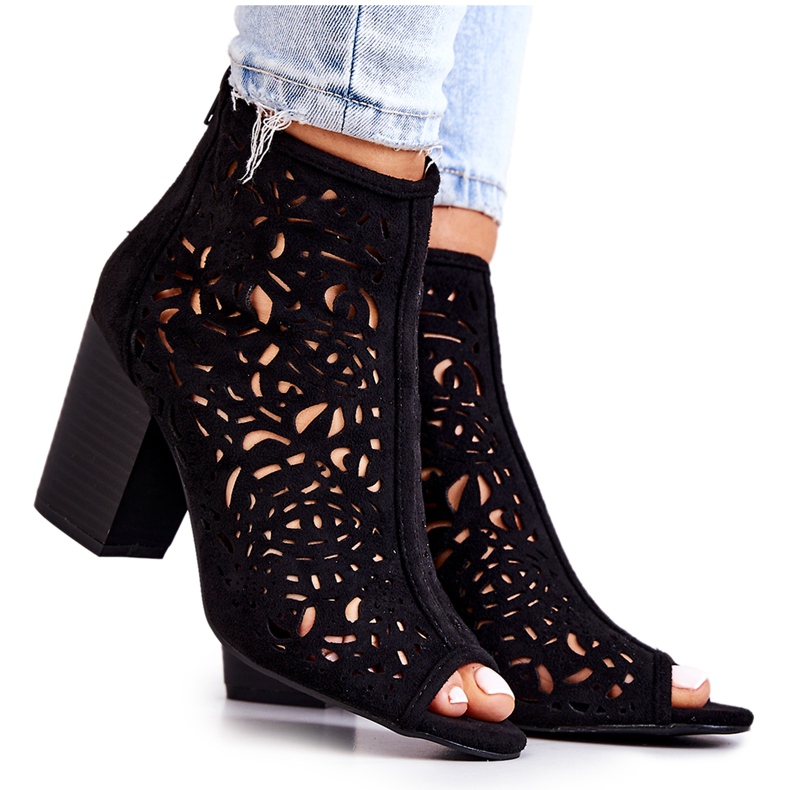 FB1 Bottes Noires Ajourées Sur Un Poteau Bretagne le noir