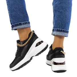 Baskets noires avec une chaîne de Tomas le noir