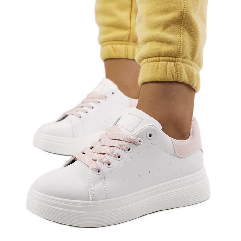 Baskets roses et blanches sur la plateforme Justar