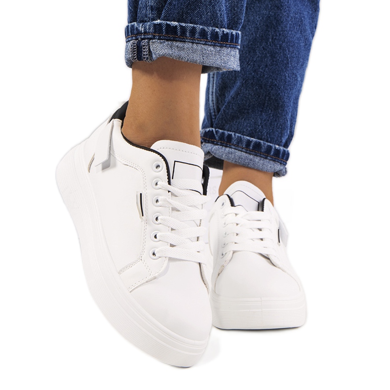 Baskets blanches sur la plateforme Perales