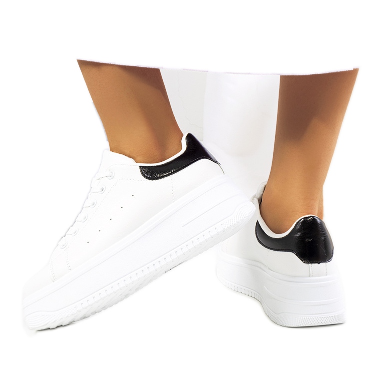 Baskets blanches sur une plate-forme haute Lelica
