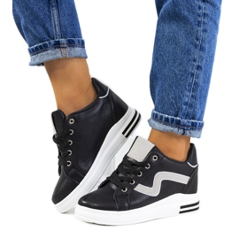 Baskets noires sur le coin Piazza