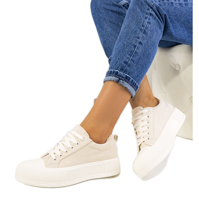 Baskets beiges sur la plateforme Babbete