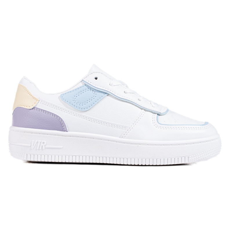 Baskets classiques sur la plate-forme blanche