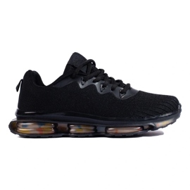 Chaussures de sport sur une plate-forme en caoutchouc le noir