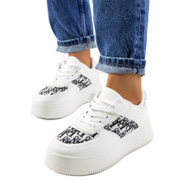 Baskets blanches sur la plateforme Worden