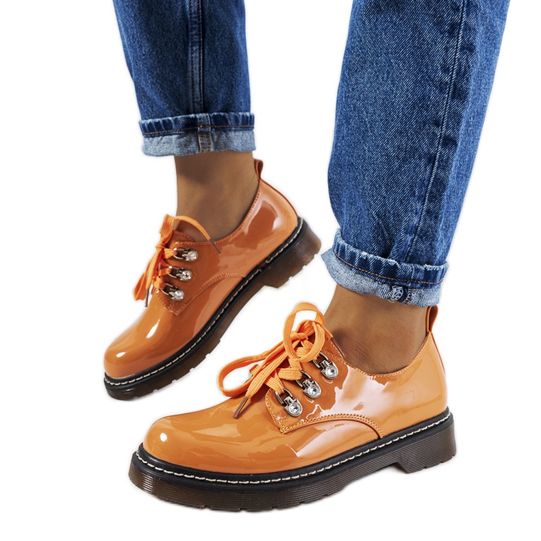 Chaussures laquées orange par Kristina