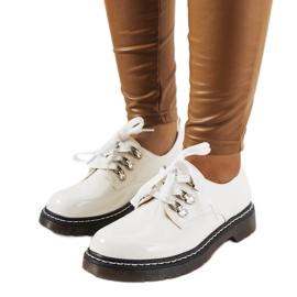 Chaussures laquées blanches par Kristina Chaussures laquées blanches par Kristina