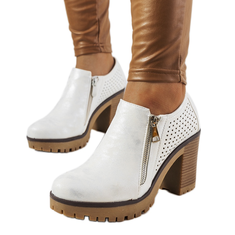 Chaussures argentées sur le poste de Noemi blanche Chaussures argentées sur le poste de Noemi blanche